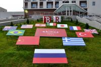 Уголок с флагами разных стран на территории отеля «Бридж Резорт»